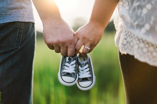 holding-hands-918990_640 holding-hands-918990_640